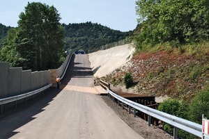  Initial work at Ediger-Eller: producing the construction road with noise abatement wall and living quarters 