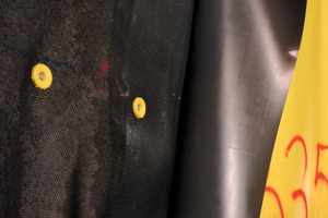  The drainage mat is fixed to the sealing carrier layer through fixing PVC-discs (left). The waterproofing membrane (black on the mountain side, signal yellow on the air side) is then welded to the discs 