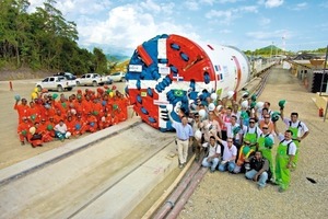  Men and machine united: Odebrecht’s tunnel constructers and the Herrenknecht team salute the highly complex TBM 