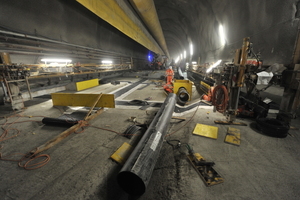  <div class="bildtext_en">Construction of the invert in the eastern tube at Sigirino</div> 