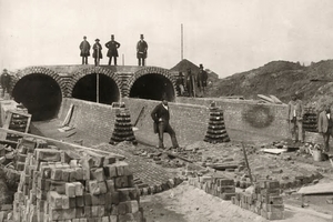  	A sewer system was built in London between 1859 and 1865 comprising six main canals with a total length of 160 km and 1800 km of street sewer channels. The left photo shows Joseph Bazalgette (top right) on the construction site of the Northern Outfall Sewer below the Abbey Mills Pumping Station; the picture on the right shows construction works at the Northern Outfall Sewer in the year 1902 