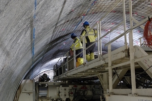  Der 7,8 km lange neue Ulrikentunnel von Arna nach Bergen ist der erste Eisenbahntunnel Norwegens, der per TVM aufgefahren wird (Durchmesser: 9,3 m). Die Baukosten belaufen sich auf  rund 1,3 Milliarden norwegische Kronen (137 Millionen Euro) 