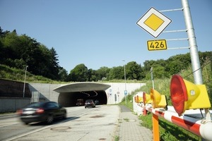  1 Nordportal des Lohbergtunnels – davor Ampeln und Schranken 