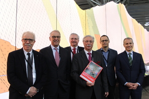  Presentation of the comprehensive reference book “Tunnelling the Gotthard” with (from left) Alex Sala (Project manager for the book), the former Swiss Federal Council member Adolf Ogi, the authors and editors from the STS Heinz Ehrbar, Luzi Gruber and Daniel Spörri as well as Gian Luca Lardi, central president of the Swiss Association of Master Builders | 