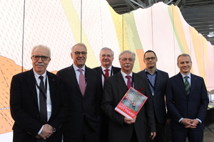  Präsentation des umfassenden Fachbuchs „Tunnelling the Gotthard“ (von links) mit Alex Sala (Projektleiter Buch), dem schweizerischen Alt-Bundesrat Adolf Ogi, den Autoren und Editoren von der FGU Heinz Ehrbar, Luzi Gruber und Daniel Spörri&nbsp; sowie Gian Luca Lardi, Zentralpräsident des Schweizerischen Baumeisterverbandes | 