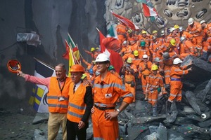  1 Alt-Bundesrat Adolf Ogi und Bundesrat Moritz Leuenberger als Verkehrsminister sowie Dr. Renzo Simoni, Geschäftsführer der AlpTransit Gotthard AG (von links) 