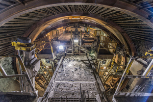  Workers in the Liaoning T5 tunnel have installed McNally slats, seen here in the tunnel crown, in more than 50 % of the tunnel 