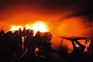  Real extinguishing exercise in a road tunnel involving numerous cars that have caught fire 