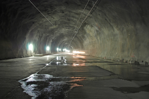  Blick in den 15 km langen Rohbautunnel bei Mitholz–Ferden. Der Rohbautunnel ohne bahntechnische Ausrüstung wird zu Unterhaltszwecken von Straßenfahrzeugen befahren  