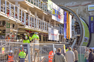  <div class="bildtext_en">Open Day on the construction site at the Aichelberg portal with regular guided tours of the tunnel boring machine</div> 