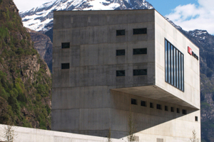  Permanent availability of the entire system is imperative to ensure that the GBT functions perfectly. The tunnel control systems needed for this purpose are housed in the two Tunnel Control Centres (TCC) at the south and north portals. In the photo: the “Centrale d`esercizio di Pollegio” – CEP for short – at the GBT’s south portal  