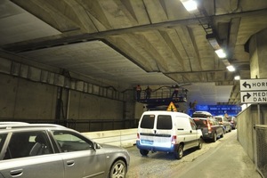  Im  Söderledstunnel in Stockholm erhielten Tunnel-Brandschutzplatten aufgrund kürzerer Verarbeitungszeiten gegenüber Brandschutzputz den Vorzug, weil dies Verkehrs-Ausfallzeiten verringerte 