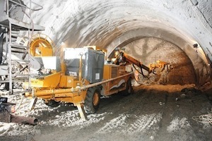  Die Betonnassspritzsysteme sind mit modernster Steuerungselektronik ausgestattet und gleichzeitig an die extremen Bedingungen im Tunnel angepasst 