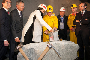  EU transport commissioner Violeta Bulc initiated the first round of blasting on March 19, 2015. This heralded the driving operations in the Innsbruck Ahrental for the Brenner Base Tunnel’s first tunnel bore 