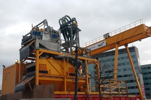  The separating plant (Type BE-425-60) on the site installation yard for the distance-heating tunnel in Copenhagen next to the starting shaft. In the background, the centrifuge housed in the container is visible 