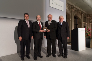  Around 250 guests were present at the Werner von Siemens Ring award ceremony. They included the German Federal Minister for Economic Affairs and Energy Sigmar Gabriel, Chairman of the Foundation Council Prof. Dr. Joachim Ullrich, ring prizewinner Dr.-Ing. E.h. Martin Herrenknecht and laudatory speaker Prof. Dr.-Ing. E.h. Manfred Nußbaumer M. Sc. (from left)
 