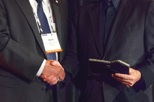  David Klug (links), ehemaliger Vorsitzender der UCA of SME übergab die Verbands-Auszeichnung “Outstanding Individual” an Robbins-Präsident Lok Home 