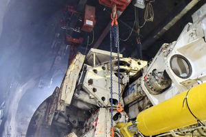  Installation of thrusting cylinders: the more than 1,000 kg heavy thrusting cylinders are installed in the tunnel boring machine on the spot 
