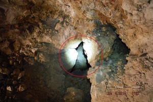  <div class="bildtext_en">Open karst structure in the tunnel (left); backfilling a karst hole (right)</div> 