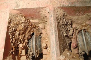  Collapsed rock in the cutter boxes (left) and the freed cutter head (right) 