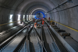  <div class="bildtext_en">Working on the Weinberg Tunnel’s railway track</div> 