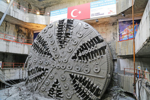  Das Schneidrad der 13,66 m großen TBM kurz nach dem Durchstich im Zielschacht des Eurasia-Tunnels auf der europäischen Seite des Bosporus 