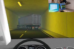  Screenshot des virtuellen Fahrtrainings. Im rechten oberen Bildrand ist ein Proband in einem Fahrsimulator abgebildet. Ein sogenanntes Head Mounted Display versetzt ihn in die virtuelle Welt und er kann mit Steuer­elementen in der virtuellen Welt navigieren  