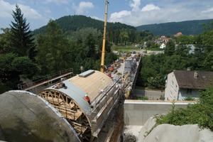  3  Assembly of the sheathing on the formwork car(Photos: NOE-Schaltechnik, Süssen/D) 