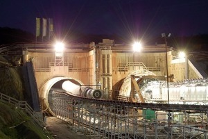  Startbaugrube mit Tunnel Nord und TVM-Aufbau vor Tunnel Süd 