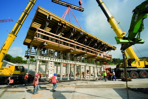  Versetzen eines Deckenschalwagens am Tunnelabschnitt Ost, offene Bauweise 