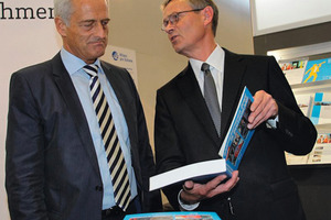  VDV president Jürgen Fenske (r.) hands over the new “Blue Book” to Federal Minister Dr. Peter Ramsauer (l.). 