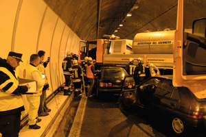  Im Rahmen einer großangelegten Notfallübung im Virgltunnel nahe Bozen wurde auch die Wassernebelanlage, die 2006 zur Brandbekämpfung installiert wurde, erfolgreich getestet 