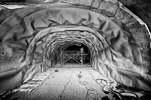  Installing the plastic sealing membrane in the tunnel 