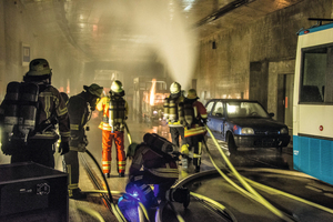  Training eines Löschangriffs: Brandbekämpfung und Kühlen der Tunnelstruktur werden kombiniert 