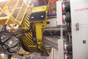  The segment erector is installed within a hydraulic device that allows for a rotation of 220 degrees 