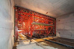  Walls and ceiling in one pour: by using the Variokit tunnel formwork carriage a total of 71 sections are produced in regular weekly cycles 