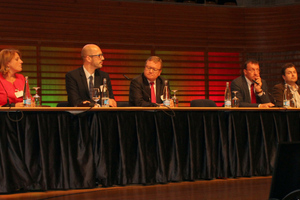  Das Podium beantwortet Publikumsfragen (von links): Davor Simic, PhD; Giovanna Cassani; Xavier Roulet; Manfred Leger; Johan Mignon; Dr. Marco Ramoni und Alejandro Sanz 
 