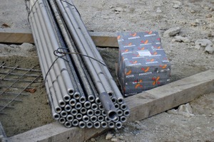  A total of approx. 1,600 of Minova’s permanent self-drilling anchors with lengths of 8 to 12 m are bolted into the slope 
