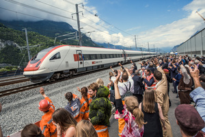  Die ersten Züge, die den Gotthard-Basistunnel durchfuhren, wurden an beiden Portalen mit Feuerwerk und großem Applaus begrüßt | 