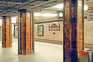  Unter Denkmalschutz steht der Bahnhof Fehrbelliner Platz in Berlin. Bodenfliesen sowie die gelbgrünen, oben mit einem dunkelbraunen Keramik-Fries abgesetzten Fliesen sind noch im Originalzustand erhalten  