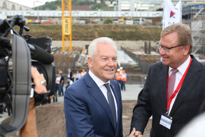  From left: DB head Dr. Rüdiger Grube and the chairman of the board of DB Projekt Stuttgart–Ulm GmbH, Manfred Leger, in front of the excavation for the S21 underground station 