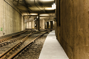  Umfangreiche Sanierungsarbeiten im U-Bahnnetz der Stadt Essen erforderten auch eine Erneuerung der Kabeltrogdeckel. Dabei wurden insgesamt mehr als 2.500 Brandschutzelemente D+2 verarbeitet 
