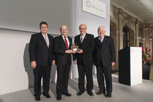  <div class="bildtext_en">Around 250 guests were present at the Werner von Siemens Ring award ceremony. They included the German Federal Minister for Economic Affairs and Energy Sigmar Gabriel, Chairman of the Foundation Council Prof. Dr. Joachim Ullrich, ring prizewinner Dr.-Ing. E.h. Martin Herrenknecht and laudatory speaker Prof. Dr.-Ing. E.h. Manfred Nußbaumer M. Sc. (from left)</div>
<div class="bildtext_en"></div> 