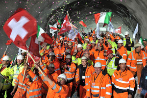  1) Am 21. Januar 2016 wurde in der Weströhre des Ceneri-Basistunnels der Hauptdurchschlag gefeiert | 