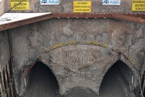  Construciton pit north for the Metro Station 8-II: the wall headings can be seen in the lower section with the ruins, which have to be underpassed, visible above 