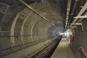  In Richtung Meer abfallender asiatischer Landtunnelabschnitt zwischen dem U-Bahnhof und der Unterwasserpassage 