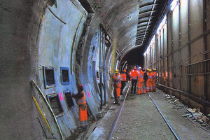  Halbseitig gesperrter Tunnel für die Sanierungsarbeiten, links 4 Ankerkopfnischen  