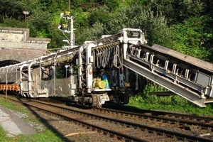  Machine for removing the track superstructure during the renovation of the Arlberg Tunnel 