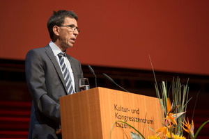  <div class="bildtext_en">Markus Geyer, member of the SBB Infrastruktur management presented a paper on the topical challenges faced by Swiss tunneling</div> 