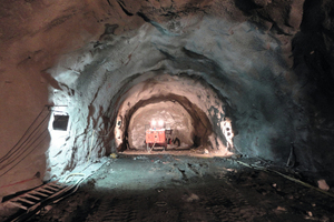  After the shotcrete, technicians inspect the surface of the area to continue the drilling works. 